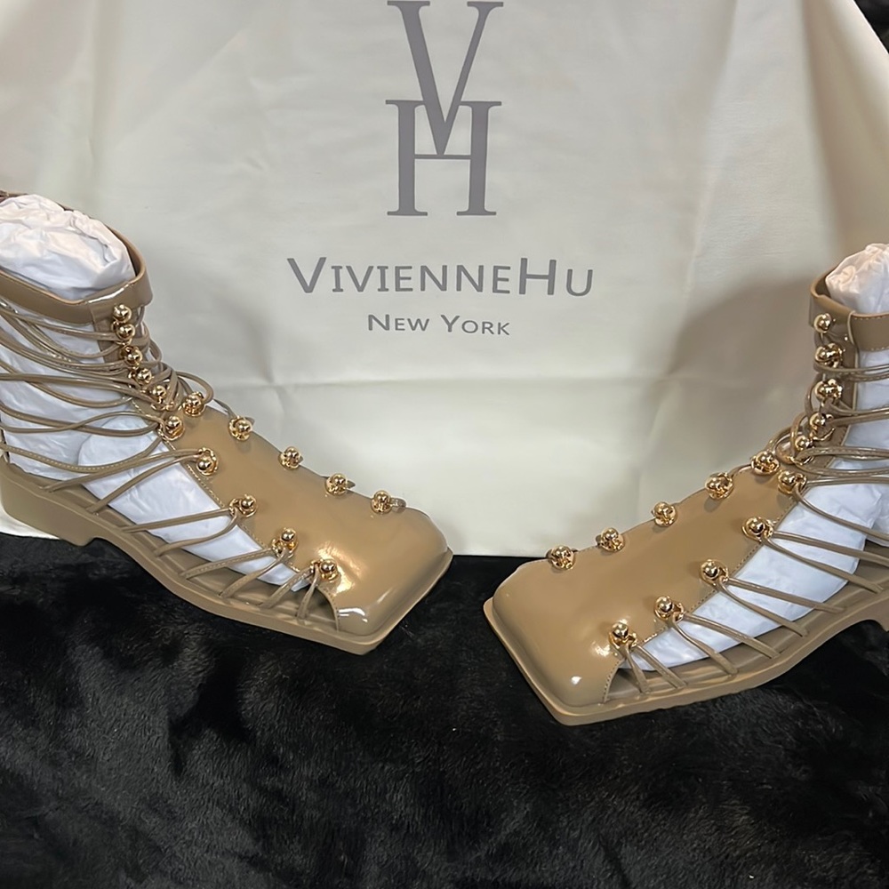 VIVIENNE HU